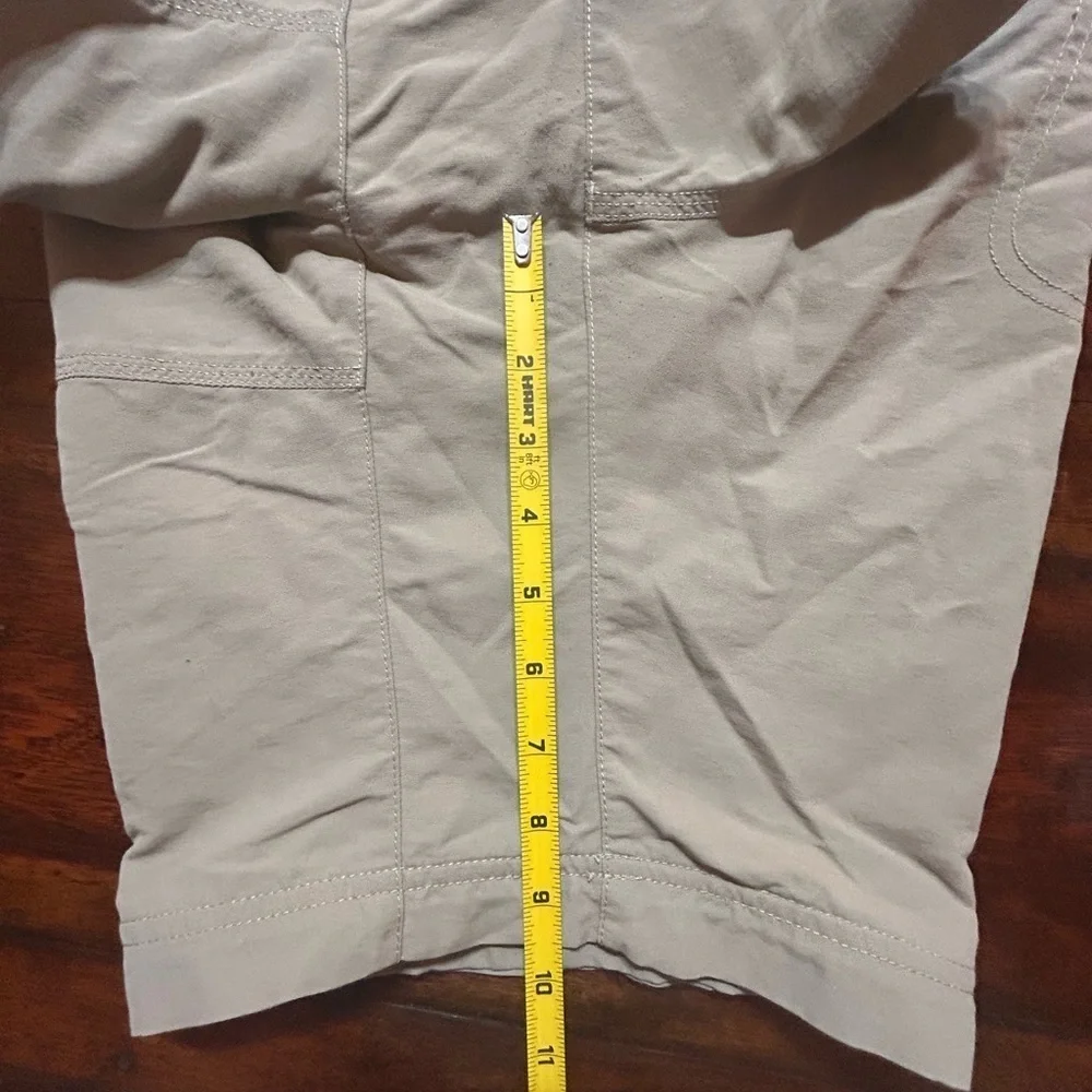 The North Face Conversion Pants (missing the bottom pieces) Size Med.